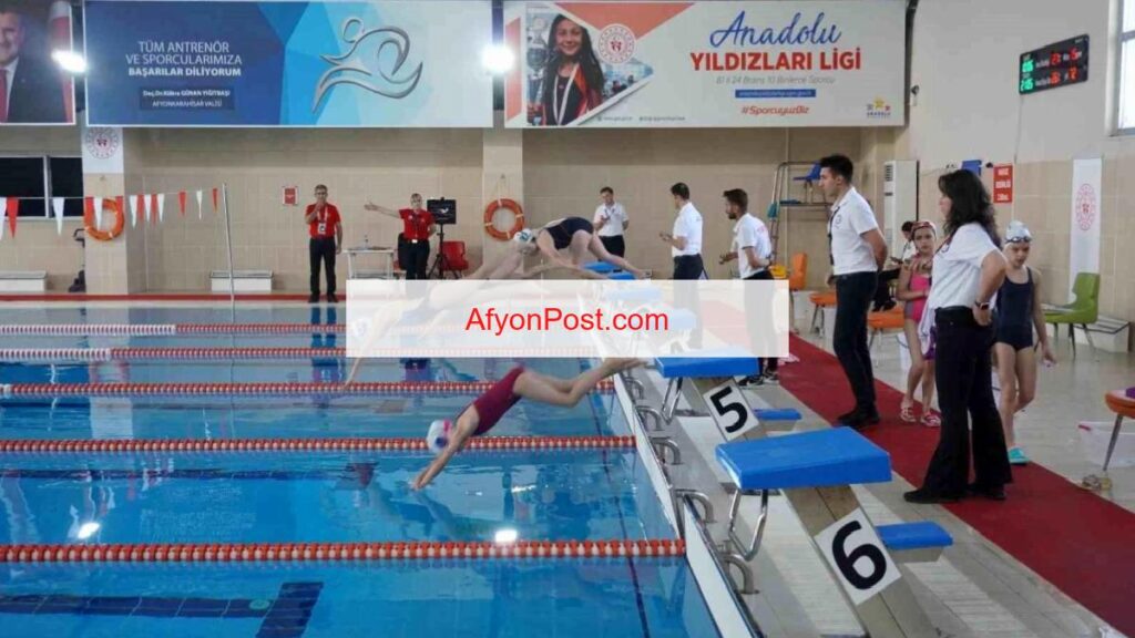 Afyonkarahisar’da Atatürk’ü Anma Gençlik ve Spor Bayramı Yüzme Müsabakaları Başladı