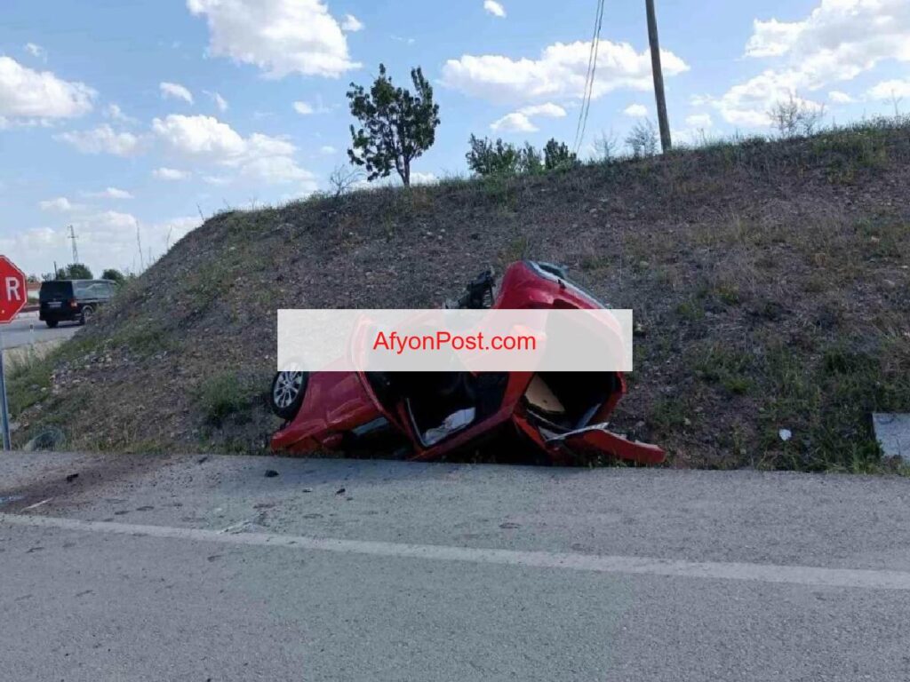 Afyonkarahisar’da hafif ticari araçla çarpışan otomobilin takla attığı kazada 4 kişi yaralandı