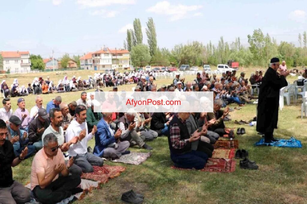 Afyonkarahisar’ın Sandıklı ilçesinde vatandaşlar yağmur duasına çıktı